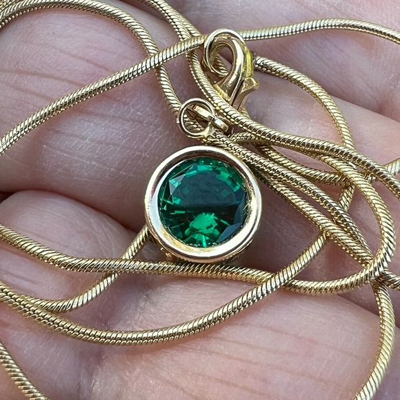 VINTAGE 14K YELLOW GOLD SYNTHETIC EMERALD SOLITAIRE PENDANT SNAKE CHAIN NECKLACE - Picture 14 of 16